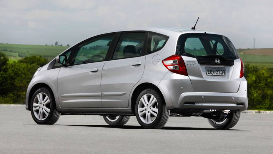 Na traseira, destaque para o novo desenho dos para-choques | <a href="https://beta-develop.quatrorodas.abril.com.br/carros/lancamentos/honda-fit-2013-680204.shtml" rel="migration">Leia mais</a> Na traseira, destaque para o novo desenho dos para-choques | <a href="https://beta-develop.quatrorodas.abril.com.br/carros/lancamentos/honda-fit-2013-680204.shtml" rel="migration">Leia mais</a>