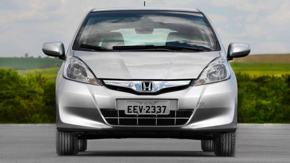 A grade é nova e as linhas da dianteira deixaram o Fit parecido com o novo Civic | <a href="https://beta-develop.quatrorodas.abril.com.br/carros/lancamentos/honda-fit-2013-680204.shtml" rel="migration">Leia mais</a>