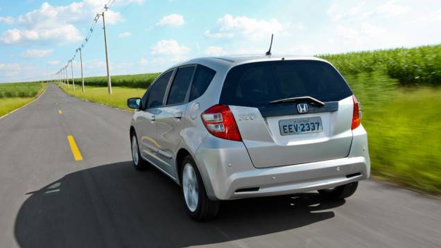 A capacidade do tanque aumentou de 42 para 47 litros | <a href="https://beta-develop.quatrorodas.abril.com.br/carros/lancamentos/honda-fit-2013-680204.shtml" rel="migration">Leia mais</a> A capacidade do tanque aumentou de 42 para 47 litros | <a href="https://beta-develop.quatrorodas.abril.com.br/carros/lancamentos/honda-fit-2013-680204.shtml" rel="migration">Leia mais</a>