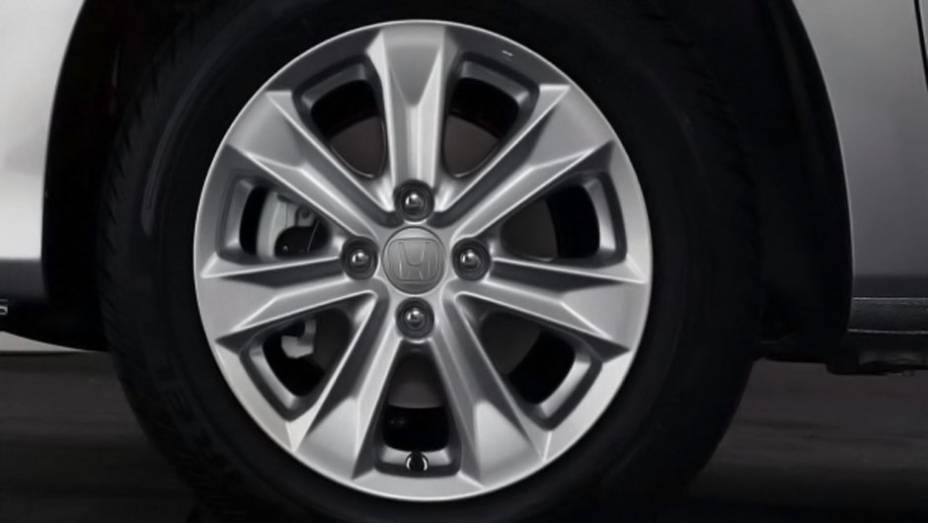 As rodas aro 15 da versão LX foram remodeladas | <a href="https://beta-develop.quatrorodas.abril.com.br/carros/lancamentos/honda-fit-2013-680204.shtml" rel="migration">Leia mais</a> As rodas aro 15 da versão LX foram remodeladas | <a href="https://beta-develop.quatrorodas.abril.com.br/carros/lancamentos/honda-fit-2013-680204.shtml" rel="migration">Leia mais</a>