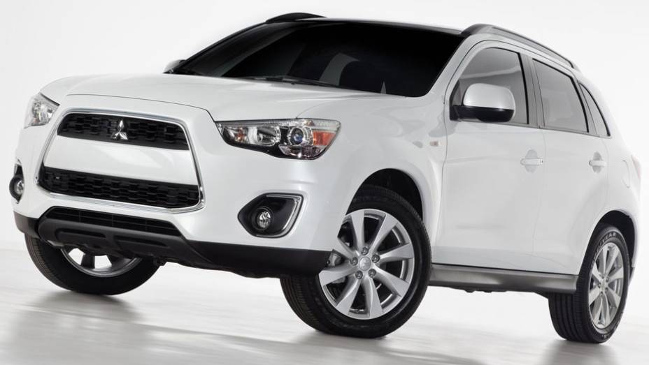 Modelo ganhou novos faróis de neblina | <a href="https://beta-develop.quatrorodas.abril.com.br/saloes/nova-york/2012/mitsubishi-outlander-sport-681212.shtml" rel="migration">Leia mais</a>