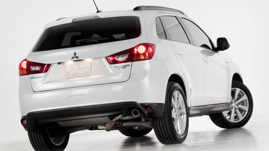 Suspensão multi-link traseira foi totalmente revisada | <a href="https://beta-develop.quatrorodas.abril.com.br/saloes/nova-york/2012/mitsubishi-outlander-sport-681212.shtml" rel="migration">Leia mais</a>