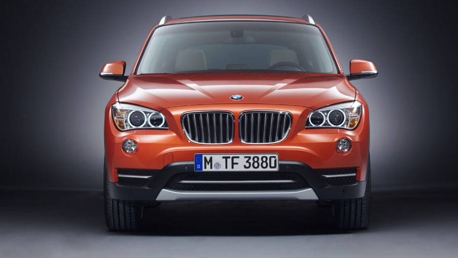 O para-choque dianteiro está mais detalhado e combina com a nova grade frontal | <a href="https://beta-develop.quatrorodas.abril.com.br/saloes/nova-york/2012/bmw-x1-681222.shtml" rel="migration">Leia mais</a>