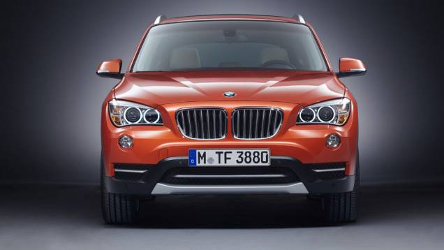 O para-choque dianteiro está mais detalhado e combina com a nova grade frontal | <a href="https://beta-develop.quatrorodas.abril.com.br/saloes/nova-york/2012/bmw-x1-681222.shtml" rel="migration">Leia mais</a> O para-choque dianteiro está mais detalhado e combina com a nova grade frontal | <a href="https://beta-develop.quatrorodas.abril.com.br/saloes/nova-york/2012/bmw-x1-681222.shtml" rel="migration">Leia mais</a>