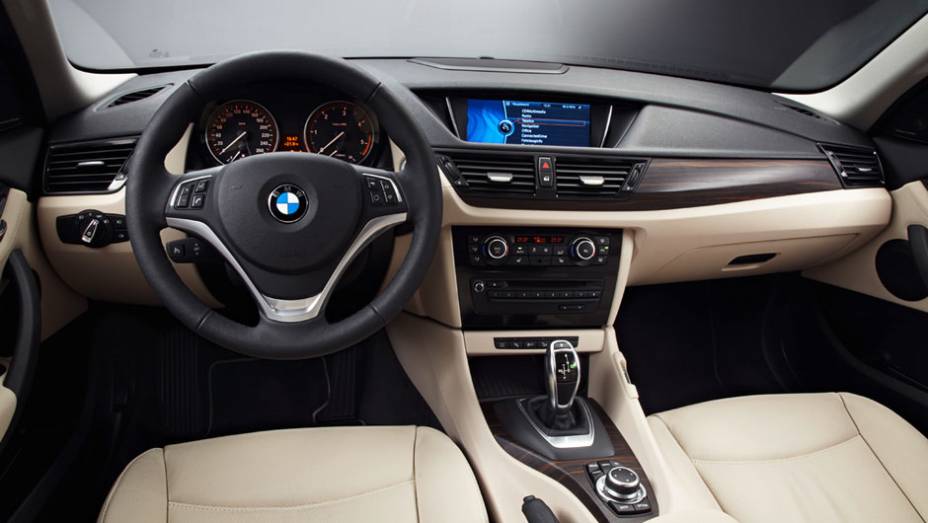 Internamente, a X1 ganhou console central totalmente revisado e novos equipamentos opcionais | <a href="https://beta-develop.quatrorodas.abril.com.br/saloes/nova-york/2012/bmw-x1-681222.shtml" rel="migration">Leia mais</a>