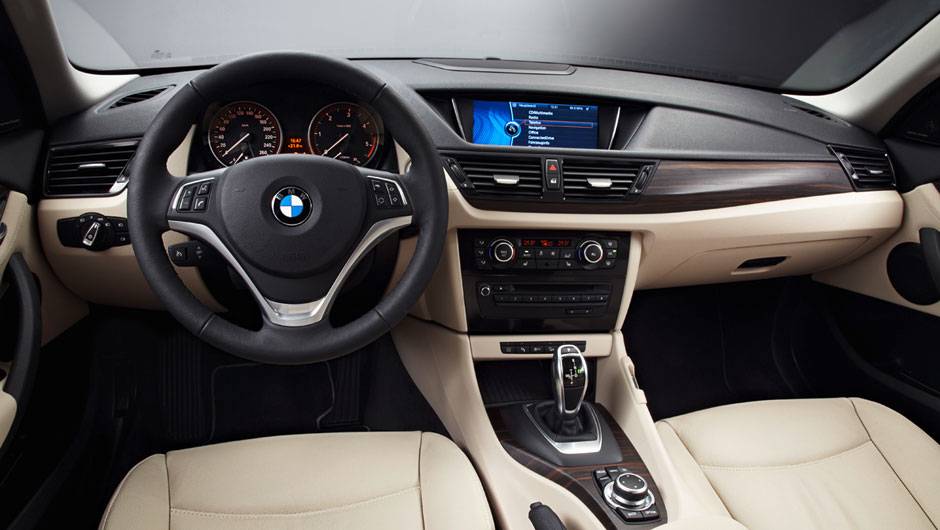 Internamente, a X1 ganhou console central totalmente revisado e novos equipamentos opcionais | <a href="https://beta-develop.quatrorodas.abril.com.br/saloes/nova-york/2012/bmw-x1-681222.shtml" rel="migration">Leia mais</a> Internamente, a X1 ganhou console central totalmente revisado e novos equipamentos opcionais | <a href="https://beta-develop.quatrorodas.abril.com.br/saloes/nova-york/2012/bmw-x1-681222.shtml" rel="migration">Leia mais</a>
