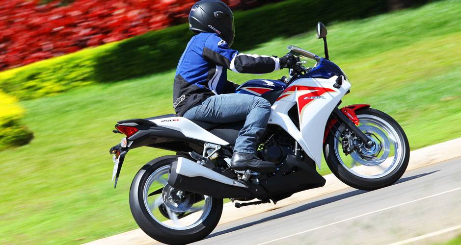 Modelo está disponível em versões com ou sem freios ABS Modelo está disponível em versões com ou sem freios ABS