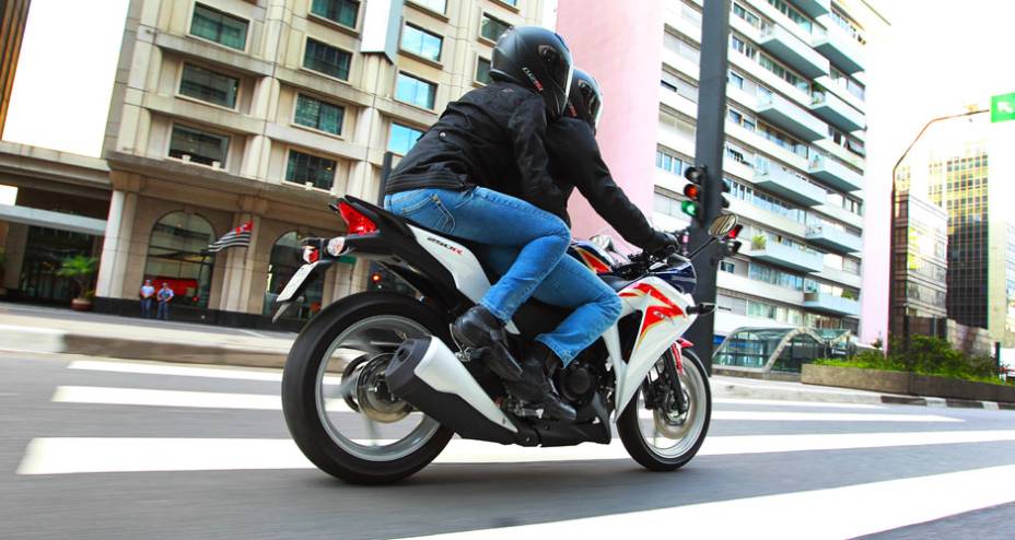 O visual é inspirado na VFR 1200 e na CBR 1000RR O visual é inspirado na VFR 1200 e na CBR 1000RR