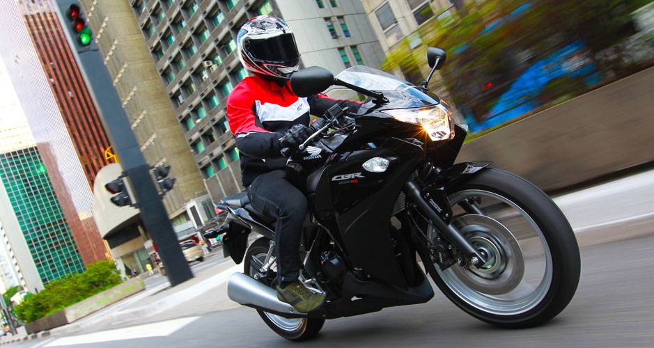 CBR 250R tamb&eacute;m pode ser na cor preta