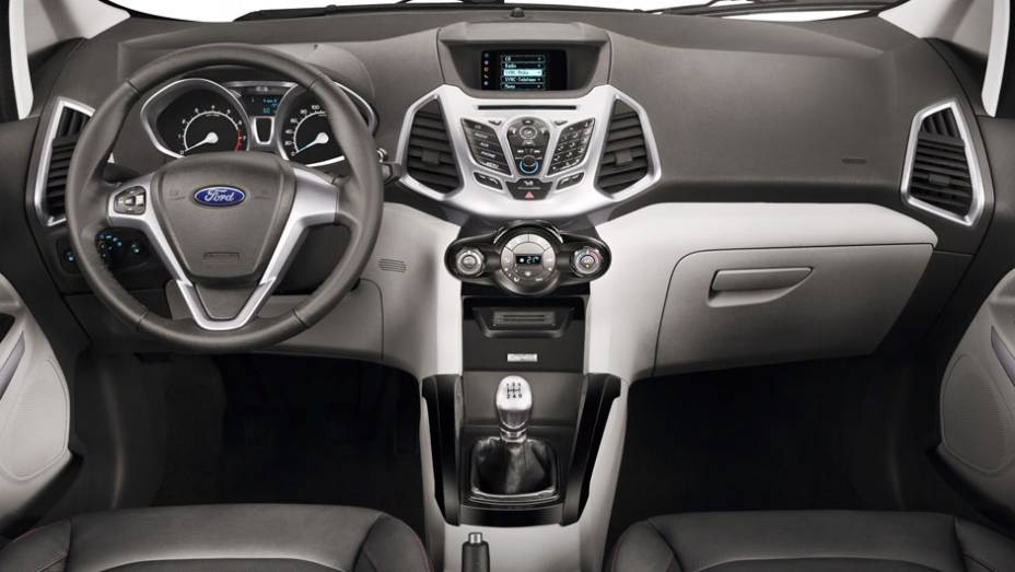 Com painel dividido em duas partes, o interior repete a ousadia do lado de fora, lembrando bastante o New Fiesta | <a href="https://beta-develop.quatrorodas.abril.com.br/carros/lancamentos/ford-ecosport-695845.shtml" rel="migration">Leia mais</a>