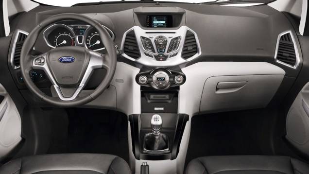 Com painel dividido em duas partes, o interior repete a ousadia do lado de fora, lembrando bastante o New Fiesta | <a href="https://beta-develop.quatrorodas.abril.com.br/carros/lancamentos/ford-ecosport-695845.shtml" rel="migration">Leia mais</a> Com painel dividido em duas partes, o interior repete a ousadia do lado de fora, lembrando bastante o New Fiesta | <a href="https://beta-develop.quatrorodas.abril.com.br/carros/lancamentos/ford-ecosport-695845.shtml" rel="migration">Leia mais</a>