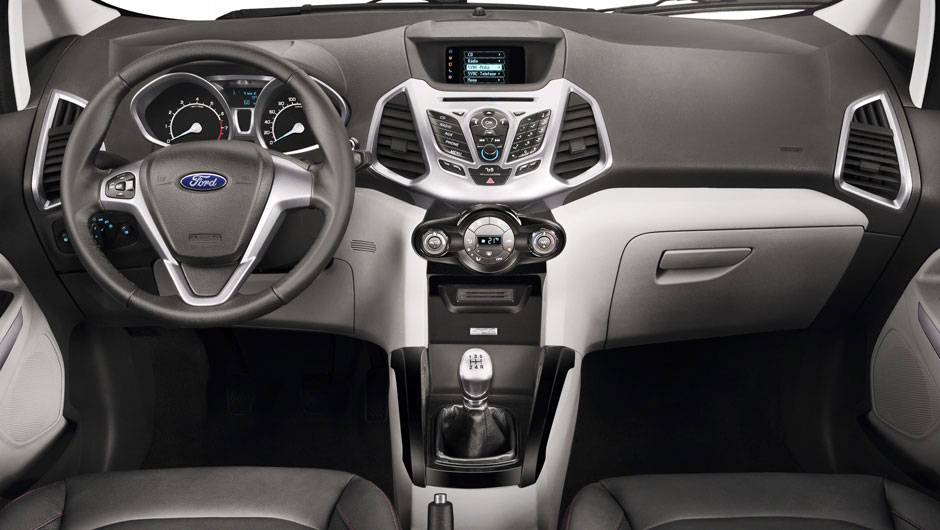 Com painel dividido em duas partes, o interior repete a ousadia do lado de fora, lembrando bastante o New Fiesta | <a href="https://beta-develop.quatrorodas.abril.com.br/carros/lancamentos/ford-ecosport-695845.shtml" rel="migration">Leia mais</a>
