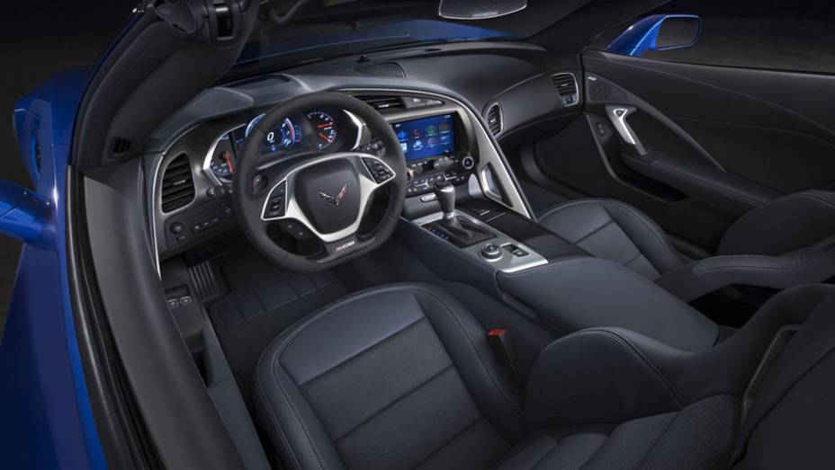 Bem acabada, a cabine tem os instrumentos voltados para o motorista | <a href="https://beta-develop.quatrorodas.abril.com.br/noticias/fabricantes/gm-revela-corvette-z06-conversivel-779627.shtml" rel="migration">Leia mais</a> Bem acabada, a cabine tem os instrumentos voltados para o motorista | <a href="https://beta-develop.quatrorodas.abril.com.br/noticias/fabricantes/gm-revela-corvette-z06-conversivel-779627.shtml" rel="migration">Leia mais</a>