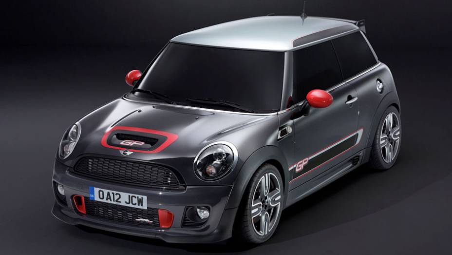 Nunca o adjetivo endiabrado serviu tão bem a um carro quanto no caso do John Cooper Works GP | <a href="https://beta-develop.quatrorodas.abril.com.br/saloes/paris/2012/mini-john-cooper-works-gp-702374.shtml" rel="migration">Leia mais</a>