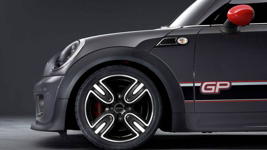 Suspensão recalibrada, rodas exclusivas, motor preparado... Assim é bom! | <a href="https://beta-develop.quatrorodas.abril.com.br/saloes/paris/2012/mini-john-cooper-works-gp-702374.shtml" rel="migration">Leia mais</a>