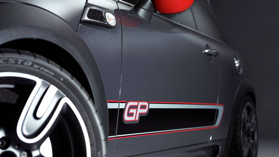 Serão produzidas apenas 2.000 unidades para todo o mundo | <a href="https://beta-develop.quatrorodas.abril.com.br/saloes/paris/2012/mini-john-cooper-works-gp-702374.shtml" rel="migration">Leia mais</a>