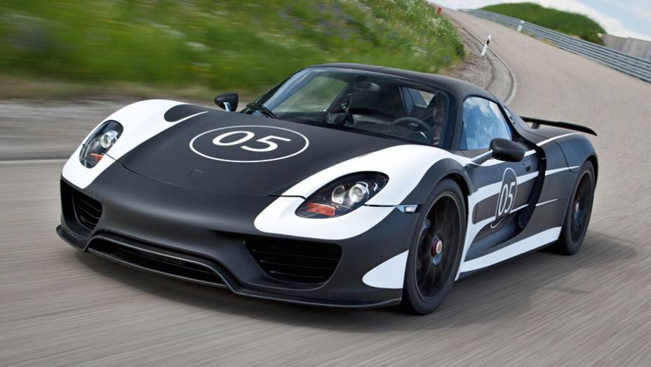 A Porsche revelou nesta quinta-feira (16) as especificações técnicas definitivas do 918 Spyder | <a href="https://beta-develop.quatrorodas.abril.com.br/noticias/fabricantes/porsche-fornece-especificacoes-918-spyder-741568.shtml" rel="migration">Leia mais</a>