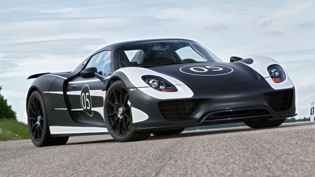 Ele foi apresentado em 2012, mas chega &agrave;s concession&aacute;rias apenas em setembro deste ano | <a href="https://beta-develop.quatrorodas.abril.com.br/noticias/fabricantes/porsche-fornece-especificacoes-918-spyder-741568.shtml" rel="migration">Leia mais</a>
