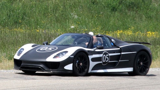 O peso do esportivo ficou em 1.640 kg (com o pacote opcional Weissach, 50 kg mais leve) | <a href="https://beta-develop.quatrorodas.abril.com.br/noticias/fabricantes/porsche-fornece-especificacoes-918-spyder-741568.shtml" rel="migration">Leia mais</a> O peso do esportivo ficou em 1.640 kg (com o pacote opcional Weissach, 50 kg mais leve) | <a href="https://beta-develop.quatrorodas.abril.com.br/noticias/fabricantes/porsche-fornece-especificacoes-918-spyder-741568.shtml" rel="migration">Leia mais</a>