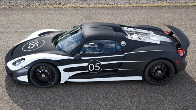 A distribui&ccedil;&atilde;o &eacute; de 57% no eixo traseiro e 43% no eixo dianteiro | <a href="https://beta-develop.quatrorodas.abril.com.br/noticias/fabricantes/porsche-fornece-especificacoes-918-spyder-741568.shtml" rel="migration">Leia mais</a>
