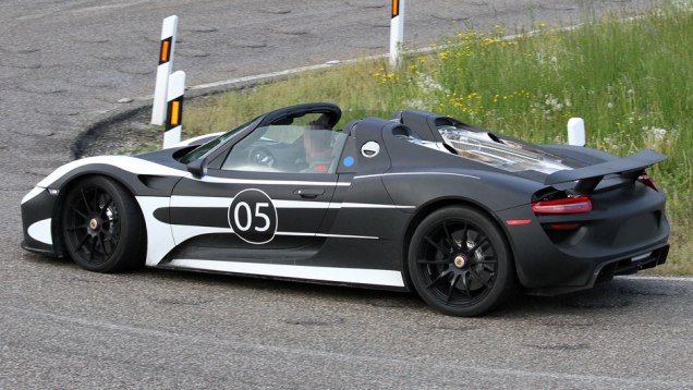 Al&eacute;m disso, segundo a montadora, o centro de gravidade do modelo &eacute; extremamente baixo | <a href="https://beta-develop.quatrorodas.abril.com.br/noticias/fabricantes/porsche-fornece-especificacoes-918-spyder-741568.shtml" rel="migration">Leia mais</a>