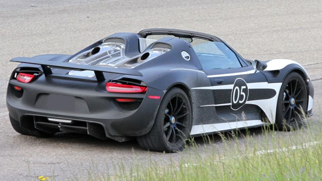 Por sinal, o 918 Spyder tem dois motores el&eacute;tricos: um no eixo traseiro, de 154 cavalos de pot&ecirc;ncia, ligado ao motor a combust&atilde;o, e um no eixo dianteiro (127 cv), independente | <a href="%20https://beta-develop.quatrorodas.abril.com.br/noticias/fabricantes/porsche-fornec" rel="migration"></a>