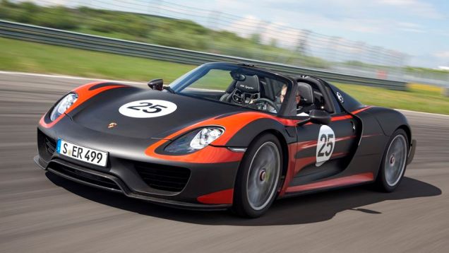 Assim, somando o motor V8 a gasolina (608 cv), a pot&ecirc;ncia total entregue &eacute; de 887 cv | <a href="https://beta-develop.quatrorodas.abril.com.br/noticias/fabricantes/porsche-fornece-especificacoes-918-spyder-741568.shtml" rel="migration">Leia mais</a>