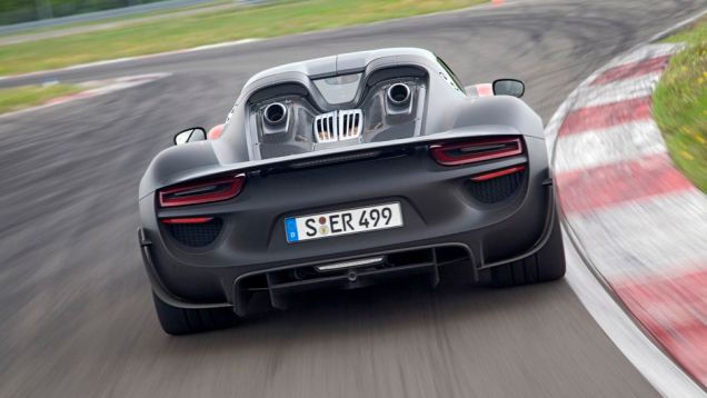 Assim, o modelo chega &agrave; velocidade m&aacute;xima de 340 km/h, acelerando de 0 a 100 km/h em 2,8 segundos e de 0 a 200 km/h em 7,9 segundos | <a href="%20https://beta-develop.quatrorodas.abril.com.br/noticias/fabricantes/porsche-fornece-especificacoes-918-spyder-741568.shtml" rel="migration">Le</a>