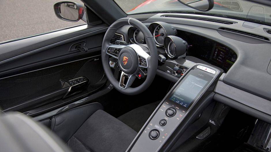 A transmissão é PDK, de sete marchas, e a tração é traseira | <a href="https://beta-develop.quatrorodas.abril.com.br/noticias/fabricantes/porsche-fornece-especificacoes-918-spyder-741568.shtml" rel="migration">Leia mais</a> A transmissão é PDK, de sete marchas, e a tração é traseira | <a href="https://beta-develop.quatrorodas.abril.com.br/noticias/fabricantes/porsche-fornece-especificacoes-918-spyder-741568.shtml" rel="migration">Leia mais</a>