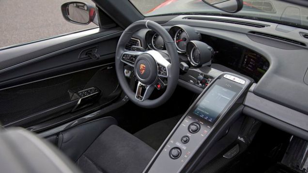 A transmiss&atilde;o &eacute; PDK, de sete marchas, e a tra&ccedil;&atilde;o &eacute; traseira | <a href="https://beta-develop.quatrorodas.abril.com.br/noticias/fabricantes/porsche-fornece-especificacoes-918-spyder-741568.shtml" rel="migration">Leia mais</a>