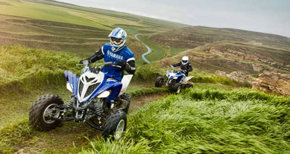 Entre suas peculiaridades, a Raptor tem acelerador na alavanca no polegar direito e c&acirc;mbio tem 5 velocidades e transmiss&atilde;o final por corrente. | <a href="https://beta-develop.quatrorodas.abril.com.br/moto/noticias/yamaha-lanca-novo-raptor-700r-688932.shtml" rel="migration">Leia mais</a>