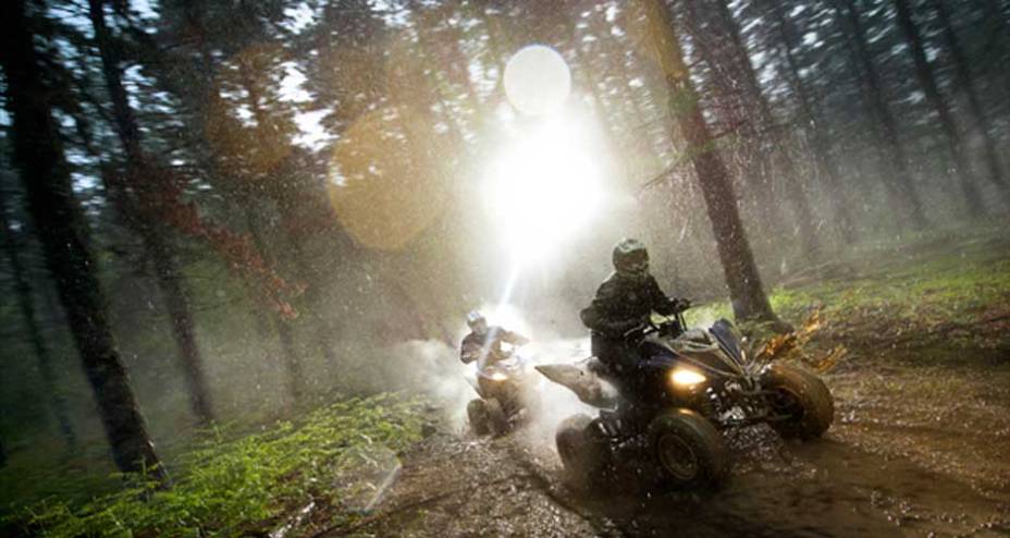 O quadro combinando a&ccedil;o e alum&iacute;nio e a balan&ccedil;a traseira de alum&iacute;nio culminam em um conjunto bem leve para a categoria: 192 quilos | <a href="https://beta-develop.quatrorodas.abril.com.br/moto/noticias/yamaha-lanca-novo-raptor-700r-688932.shtml" rel="migration">Leia mais</a>