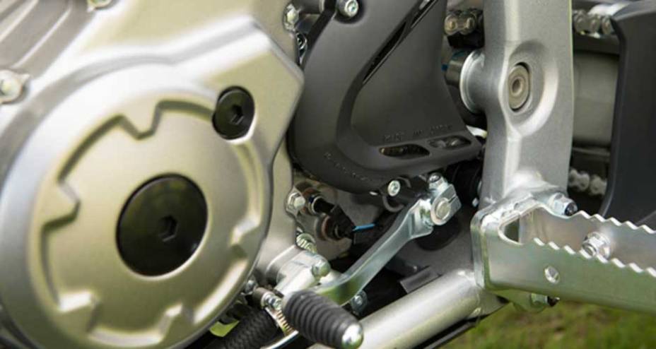 Conjunto refor&ccedil;ado garante robustez at&eacute; na hora de enfrentar os piores obst&aacute;culos | <a href="https://beta-develop.quatrorodas.abril.com.br/moto/noticias/yamaha-lanca-novo-raptor-700r-688932.shtml" rel="migration">Leia mais</a>