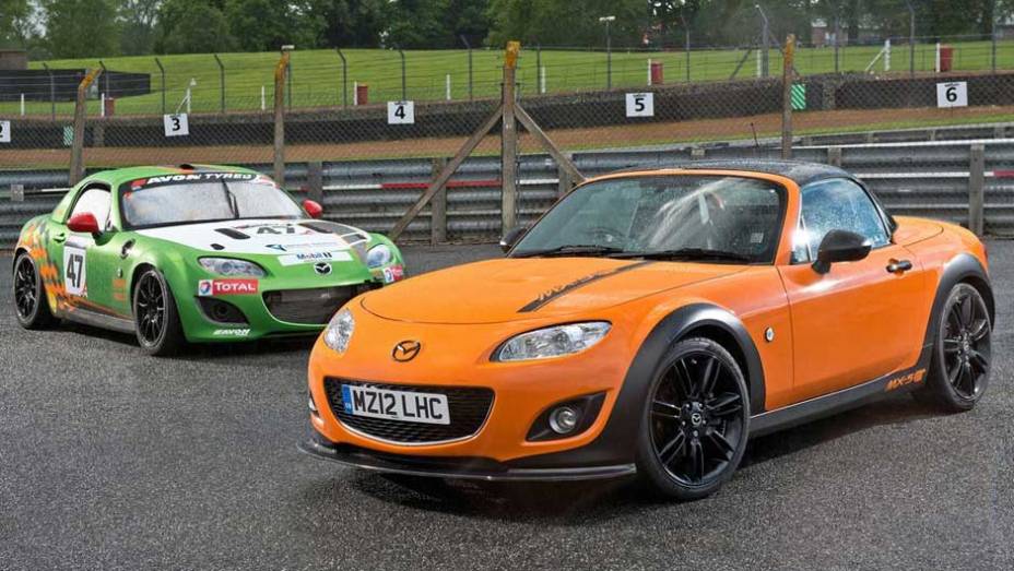 A companhia de um carro de corrida na foto não é por acaso: o MX-5 GT foi concebido para ser usado nas pistas, se assim o proprietário quiser | <a href="https://beta-develop.quatrorodas.abril.com.br/noticias/mazda-mostra-mx-5-especial-goodwood-324164_p.shtml" target="_blank" rel="migration"></a>