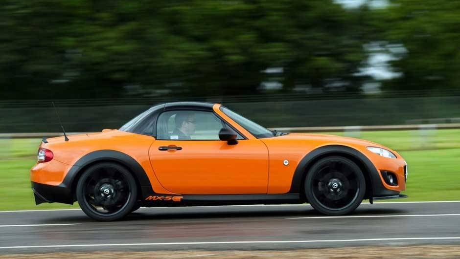 Diversas peças de fibra de carbono foram incorporadas ao carro para reduzir peso | <a href="https://beta-develop.quatrorodas.abril.com.br/noticias/mazda-mostra-mx-5-especial-goodwood-324164_p.shtml" target="_blank" rel="migration">Leia mais</a> Diversas peças de fibra de carbono foram incorporadas ao carro para reduzir peso | <a href="https://beta-develop.quatrorodas.abril.com.br/noticias/mazda-mostra-mx-5-especial-goodwood-324164_p.shtml" target="_blank" rel="migration">Leia mais</a>