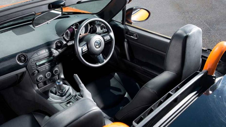 O interior tem várias peças de fibra de carbono e bancos do tipo concha | <a href="https://beta-develop.quatrorodas.abril.com.br/noticias/mazda-mostra-mx-5-especial-goodwood-324164_p.shtml" target="_blank" rel="migration">Leia mais</a>