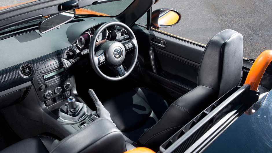 O interior tem v&aacute;rias pe&ccedil;as de fibra de carbono e bancos do tipo concha | <a href="https://beta-develop.quatrorodas.abril.com.br/noticias/mazda-mostra-mx-5-especial-goodwood-324164_p.shtml" target="_blank" rel="migration">Leia mais</a>