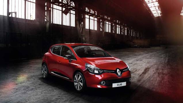 A vers&atilde;o oferece oferecendo de s&eacute;rie itens como freios ABS com EBD, 4 airbags, controle de estabilidade (ESP), hill holder e piloto autom&aacute;tico | <a href="%20https://beta-develop.quatrorodas.abril.com.br/saloes/paris/2012/renault-clio-702424.shtml" rel="migration">Leia mais</a>
