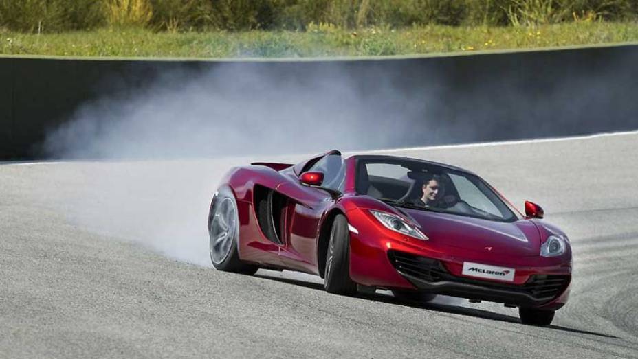 Teto do modelo pode ser retraído em apenas 17 segundos | <a href="https://beta-develop.quatrorodas.abril.com.br/saloes/paris/2012/mclaren-mp4-12c-spider-703295.shtml" rel="migration">Leia mais</a> Teto do modelo pode ser retraído em apenas 17 segundos | <a href="https://beta-develop.quatrorodas.abril.com.br/saloes/paris/2012/mclaren-mp4-12c-spider-703295.shtml" rel="migration">Leia mais</a>