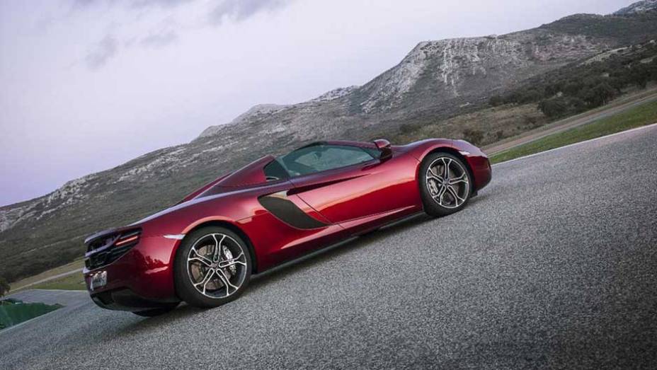 Câmbio de dupla embreagem com sete marchas envia a força do motor para as rodas traseiras | <a href="https://beta-develop.quatrorodas.abril.com.br/saloes/paris/2012/mclaren-mp4-12c-spider-703295.shtml" rel="migration">Leia mais</a> Câmbio de dupla embreagem com sete marchas envia a força do motor para as rodas traseiras | <a href="https://beta-develop.quatrorodas.abril.com.br/saloes/paris/2012/mclaren-mp4-12c-spider-703295.shtml" rel="migration">Leia mais</a>