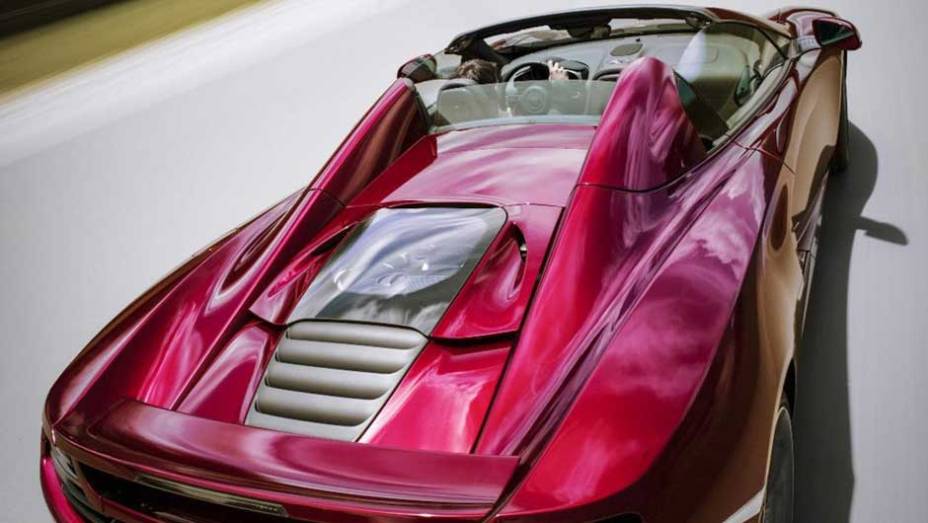 Velocidade máxima cai de 333 km/h na versão MP4-12C para 329 km/h no Spider | <a href="https://beta-develop.quatrorodas.abril.com.br/saloes/paris/2012/mclaren-mp4-12c-spider-703295.shtml" rel="migration">Leia mais</a> Velocidade máxima cai de 333 km/h na versão MP4-12C para 329 km/h no Spider | <a href="https://beta-develop.quatrorodas.abril.com.br/saloes/paris/2012/mclaren-mp4-12c-spider-703295.shtml" rel="migration">Leia mais</a>