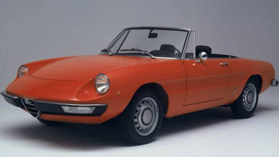 Alfa Romeo Spider: um dos maiores clássicos da marca italiana foi desenhado por Pininfarina | <a href="https://beta-develop.quatrorodas.abril.com.br/noticias/sergio-pininfarina-morre-aos-85-anos-324190_p.shtml" target="_blank" rel="migration">Leia mais</a>