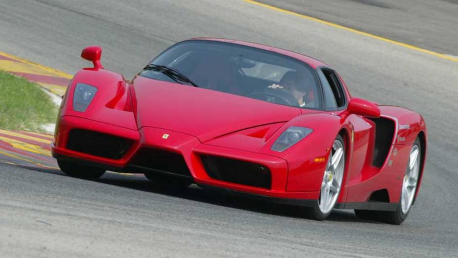 Ferrari Enzo: uma das macchinas mais velozes fabricadas em Maranello merecia levar o nome do fundador da Ferrari; tinha um possante motor 6.0 V12 | <a href="https://beta-develop.quatrorodas.abril.com.br/noticias/sergio-pininfarina-morre-aos-85-anos-324190_p.shtml" target="_blank" rel="migration"></a>