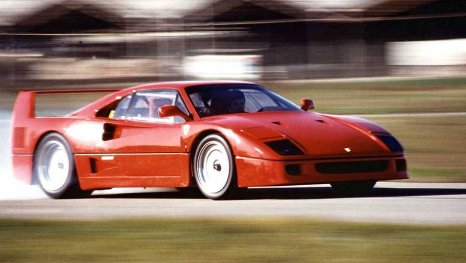 Ferrari F40; esportiva ao extremo, não tinha quaisquer recursos eletrõnicos para interferir na experiência de pilotagem | <a href="https://beta-develop.quatrorodas.abril.com.br/noticias/sergio-pininfarina-morre-aos-85-anos-324190_p.shtml" target="_blank" rel="migration">Leia mais</a>