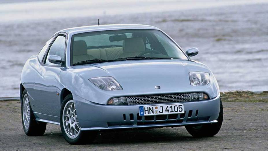 Fiat Coupe: com mais design do que potência, tinha estilo bastante agressivo, que rapidamente conquistou a juventude dos anos 90 | <a href="https://beta-develop.quatrorodas.abril.com.br/noticias/sergio-pininfarina-morre-aos-85-anos-324190_p.shtml" target="_blank" rel="migration">Leia mais</a>