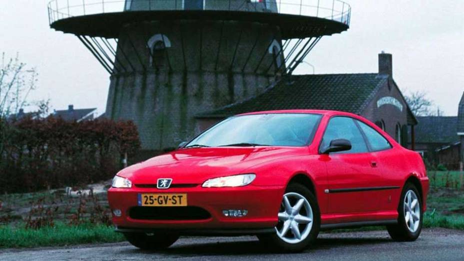 Peugeot 406 Coupe: um dos modelos mais famosos da marca francesa conseguiu ser ainda mais belo que o sedã | <a href="https://beta-develop.quatrorodas.abril.com.br/noticias/sergio-pininfarina-morre-aos-85-anos-324190_p.shtml" target="_blank" rel="migration">Leia mais</a>