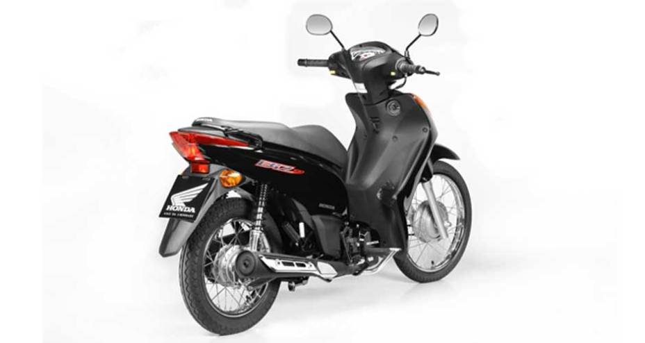 A Biz &eacute; oferecida nas vers&otilde;es com partida a pedal ou partida el&eacute;trica | <a href="https://beta-develop.quatrorodas.abril.com.br/moto/noticias/honda-biz-100-porta-entrada-691776.shtml" rel="migration">Leia mais</a>