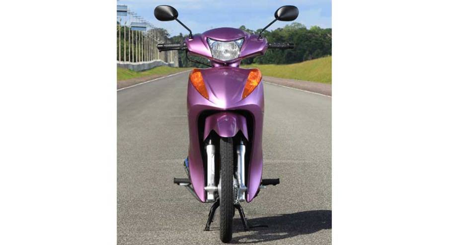 A tonalidade rosa metálico é exclusiva da versão ES | <a href="https://beta-develop.quatrorodas.abril.com.br/moto/noticias/honda-biz-100-porta-entrada-691776.shtml" rel="migration">Leia mais</a>