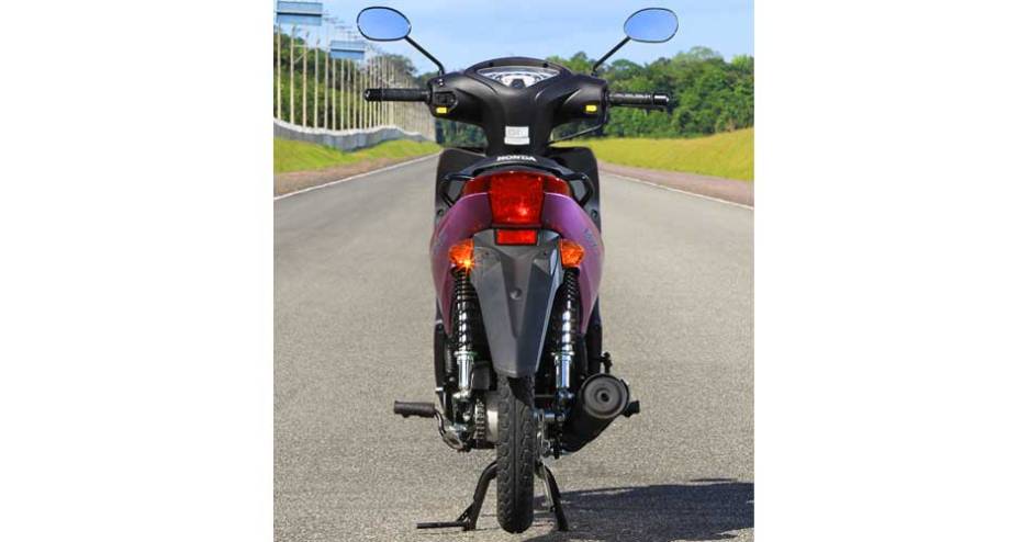A Honda est&aacute; de olho nas mulheres, que respondem por boa parte dos clientes deste tipo de motocicleta | <a href="https://beta-develop.quatrorodas.abril.com.br/moto/noticias/honda-biz-100-porta-entrada-691776.shtml" rel="migration">Leia mais</a>