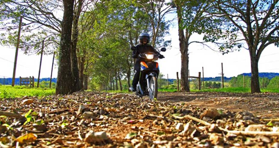 O c&acirc;mbio &eacute; semi-autom&aacute;tico de 4 marchas do tipo rotativo, com embreagem do tipo centr&iacute;fuga | <a href="https://beta-develop.quatrorodas.abril.com.br/moto/noticias/honda-biz-100-porta-entrada-691776.shtml" rel="migration">Leia mais</a>